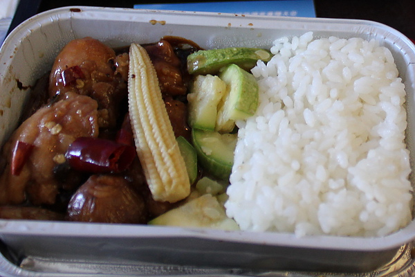 乾蔥豆豉雞配白飯，菜單是由香港有名的利苑酒家設計的