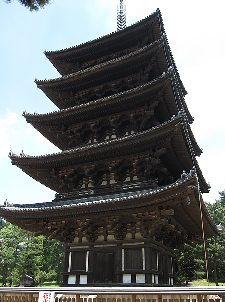 興福寺：建於飛鳥時代，是奈良公園的象徵。