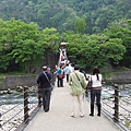 走過相逢橋，底下是乾淨的庄川