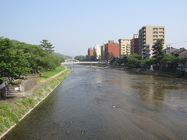 走過浅野川大橋，來到主計町茶屋街，