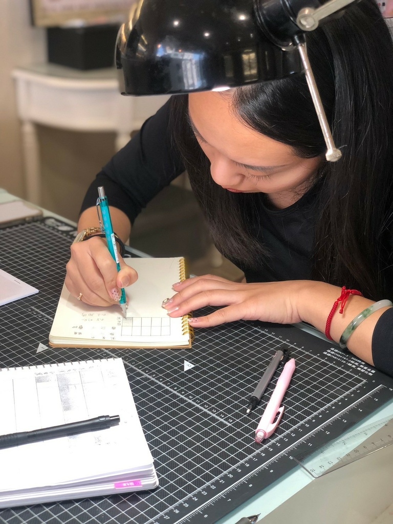 台南紋繡教學推薦【綝綝美甲美睫紋繡學院】在阿根廷美業之路更上