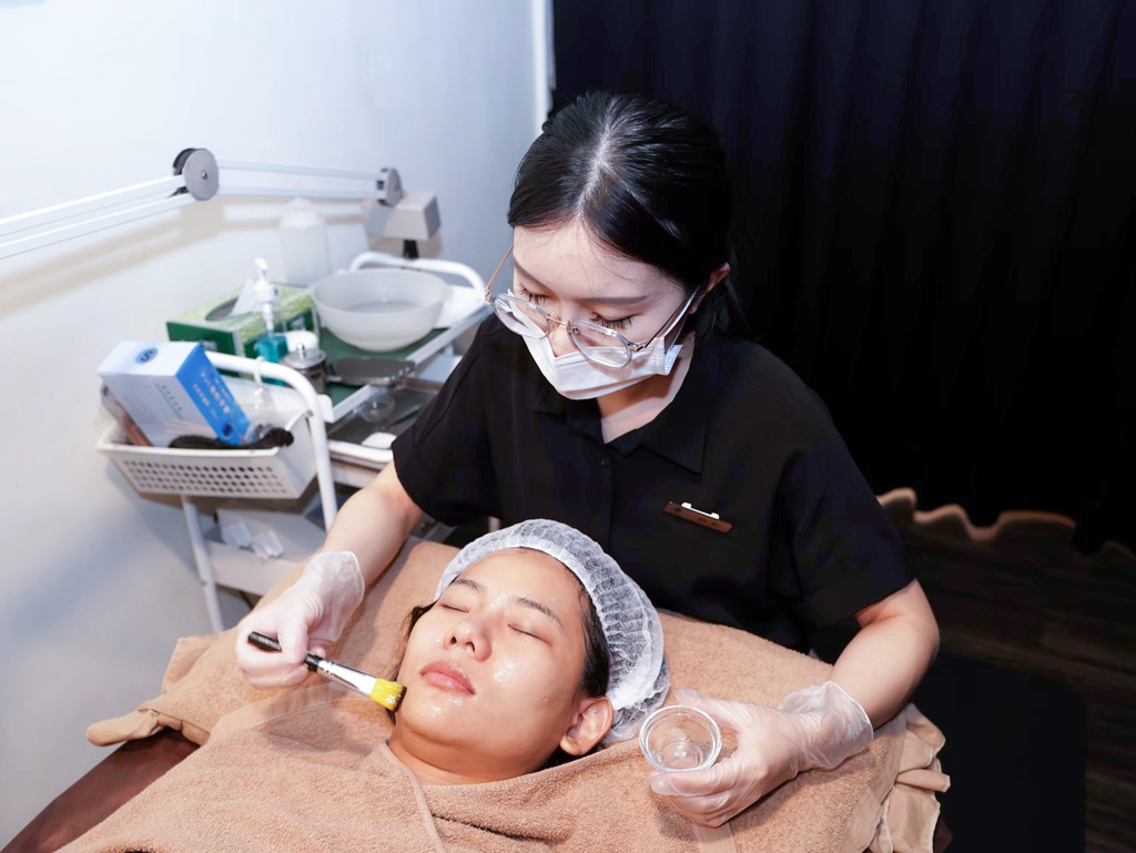 台南做臉推薦FILF小資美顏館分享定期做臉養出水嫩肌台 台南做臉推薦FILF小資美顏館分享定期做臉養出水嫩肌台