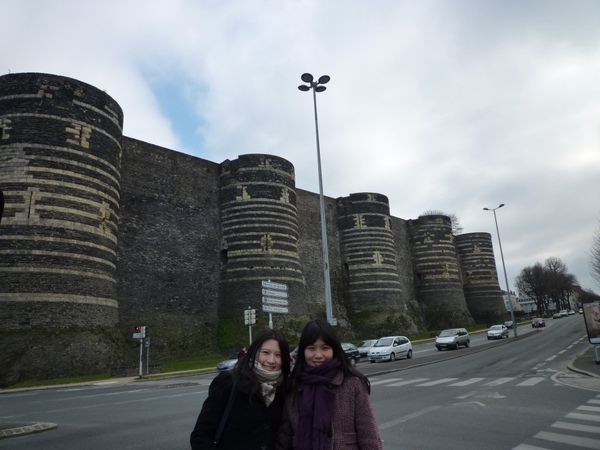 買票時店員要了一堆證件看，本來我們覺得很不爽，結果最後竟然門票免費，現實的我們馬上不介意他要求看一堆證件 哈哈