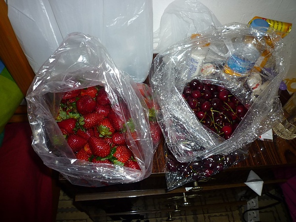 一公斤的櫻桃和一公斤的草莓=3歐