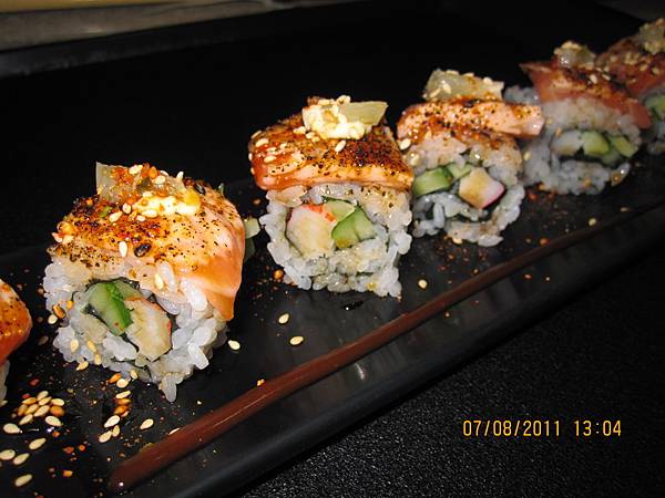 炙燒鮭魚捲 Torch Salmon Roll