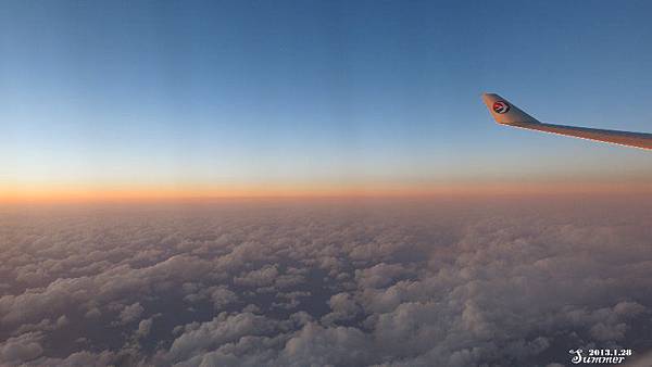 第一次搭乘東方航空，10多小時的航程還算舒適。