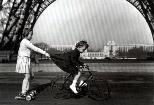 robert-doisneau-1943-le-remorqueur-du-champ-de-mars-resized-1.jpg