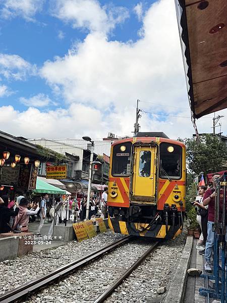 【新北。平溪】台灣的美功鐵道市集.十分老街 【新北。平溪】台灣的美功鐵道市集.十分老街