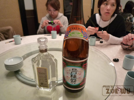 老大帶的兩瓶白酒.JPG