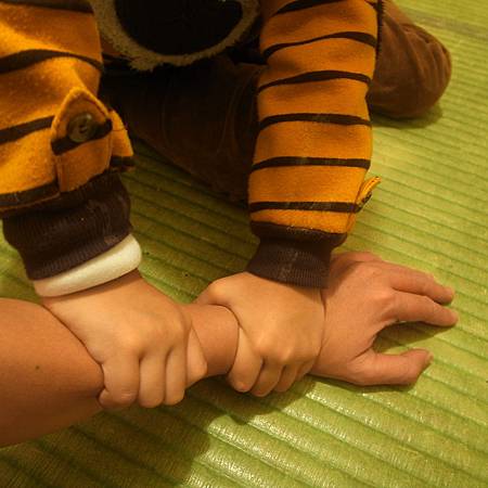20140123家を掃除したあとで、手がとても痛いでした。幸に、友友は私にマッサージを手伝いました。 20140123家を掃除したあとで、手がとても痛いでした。幸に、友友は私にマッサージを手伝いました。