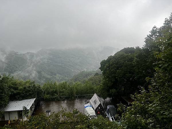 「露營ya」NO.1露-梅花天湖，風景優美/雨棚區不怕下雨/