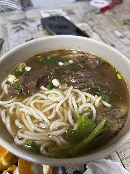 「新竹美食」新明牛肉麵，老字號店家，牛肉軟嫩/湯頭清淡/鍋貼