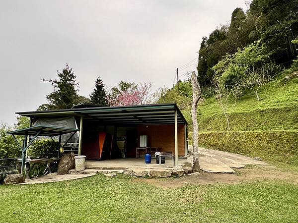 「露營ya」NO.18露-霧津山林，VIP雨棚景觀木棧板，杉