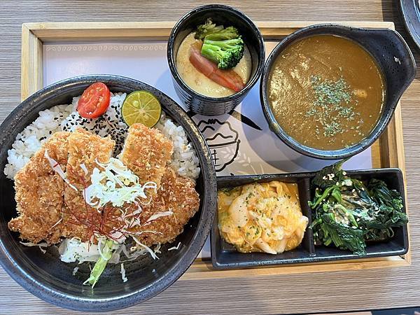 「新竹美食」宅米 丼飯·咖哩·定食-竹南店，超大份量超滿足/
