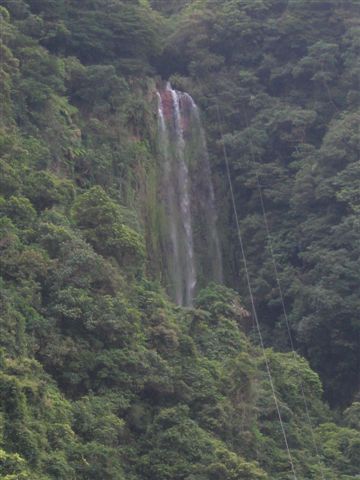 五峰旗第三層瀑布，可惜站到因颱風損毀不得進入