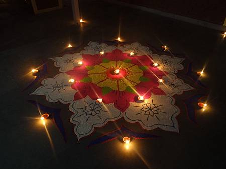 燭火與花型地毯