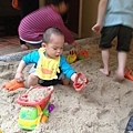 二寶真的很愛玩沙子耶