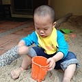 弟弟為何玩沙子也要皺眉