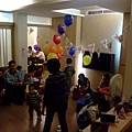 呈呈格格的兩歲生日party真的好多人來唷.JPG