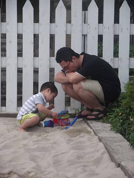 小孩都很愛玩沙子厚.JPG