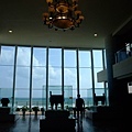 它的lobby是整個可以看到海景的.JPG