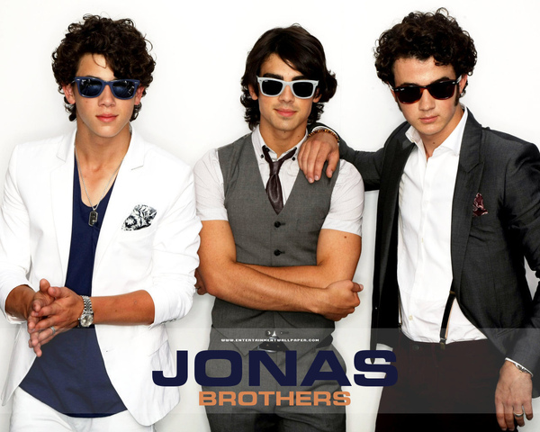 -JonasBrothers-the-jonas-brothers-6461092-1280-1024.jpg