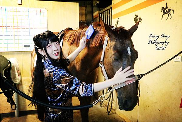2020年桑妮晴攝影寫真作品 女攝影師桑妮晴 新竹攝影 旗袍寫真 情侶旗袍寫真 旗袍 馬匹 閨蜜寫真 (4).jpg 2020年桑妮晴攝影寫真作品 女攝影師桑妮晴 新竹攝影 旗袍寫真 情侶旗袍寫真 旗袍 馬匹 閨蜜寫真 (4).jpg