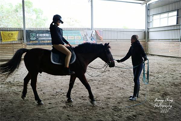 親子體驗 新竹縣新埔鎮馬場 Da Ri Horse 大日馬術文創園區 新竹馬場 馬術課輕體驗 專業教練一對一 輕鬆體驗馬背平衡 桑妮晴的日常紀錄 女攝影師桑妮晴的攝影紀錄 桑妮晴的體驗紀錄 (補) (2).jpg