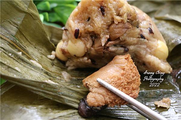 【食記】「冊子油飯」粽子宅配推薦 端午禮盒，冊粽禮盒綜合Ａ 頂級干貝粽、經典栗香肉粽、麻辣椒香粽 桑妮晴的日常紀錄 (13).jpg