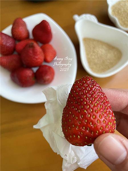 【食譜居家料理】古早味糖葫蘆#1，自製草莓糖葫蘆，試試看用二號砂糖來製作 桑妮晴的日常紀錄  草莓 (3).jpg