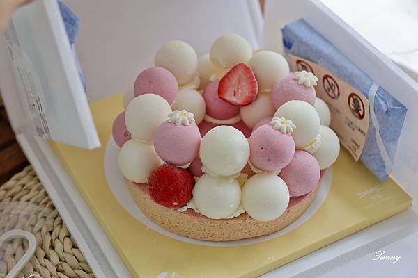 宅配生日蛋糕推薦 卡瓦 草莓可爾必思義式冰淇淋蛋糕 (4).JPG