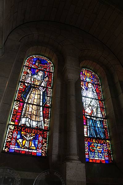 教堂裡很美的彩繪玻璃