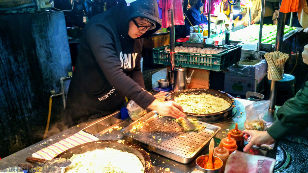 【台北食記】台大公館夜市 - 劉記古早味蔥蛋餅蜜地瓜、藍家割