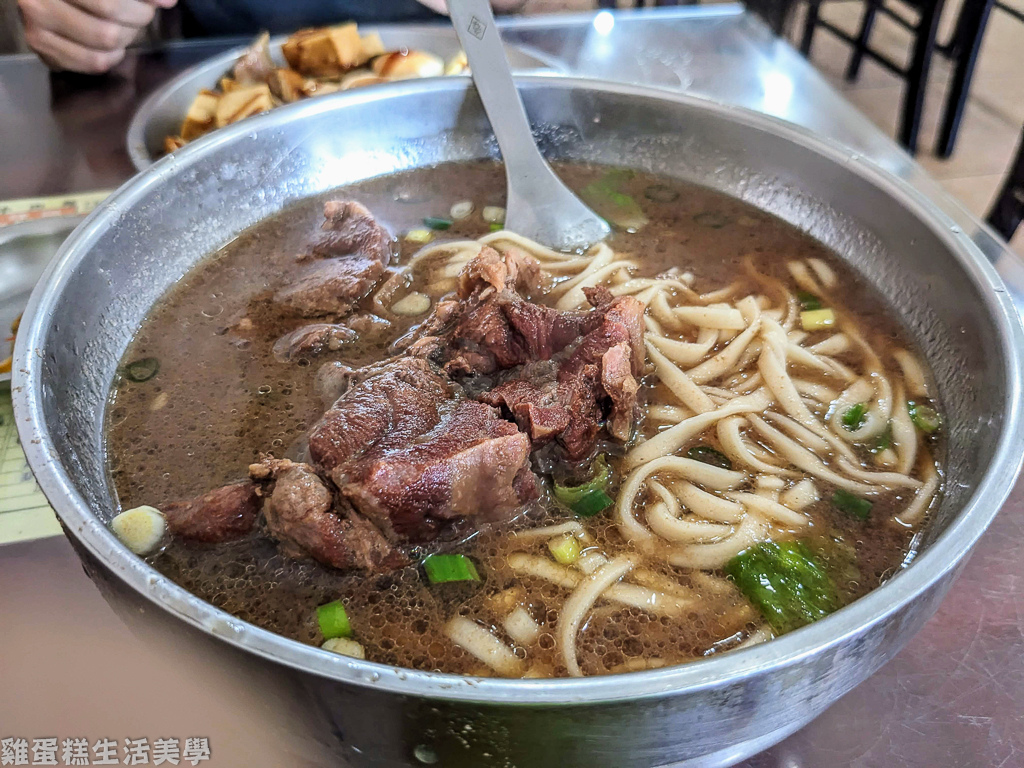 【新竹食記】阿德牛肉麵 - 比臉盆還大碗的巨型牛肉麵，牛肉超