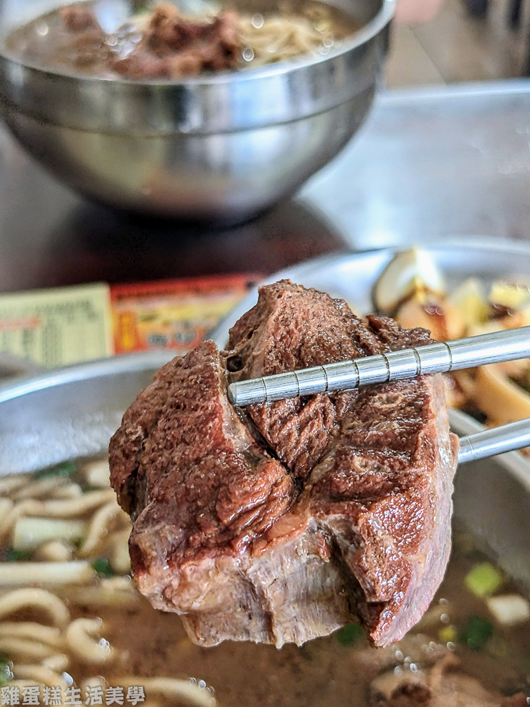 【新竹食記】阿德牛肉麵 - 比臉盆還大碗的巨型牛肉麵，牛肉超