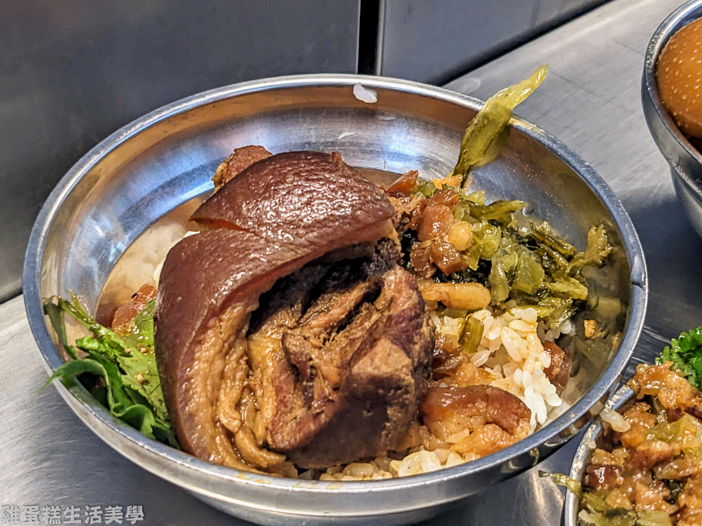 【新竹食記】柳家肉燥飯 - 新竹城隍廟經營90年老店，油亮的