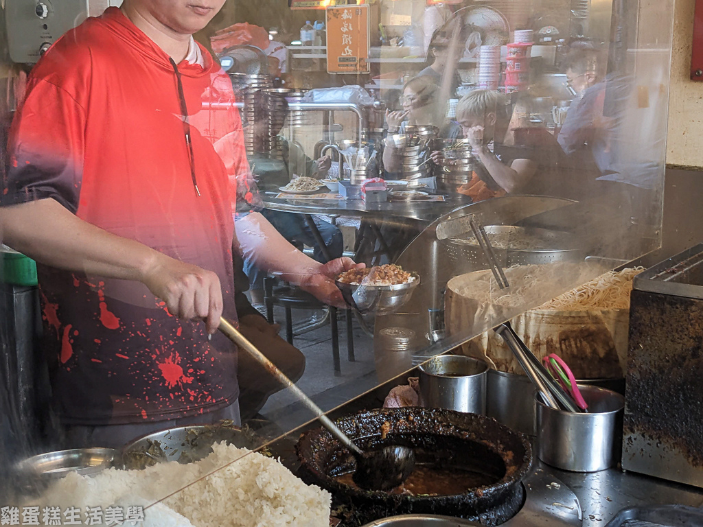 【新竹食記】柳家肉燥飯 - 新竹城隍廟經營90年老店，油亮的