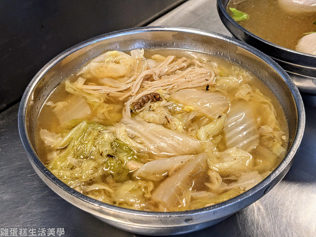 【新竹食記】柳家肉燥飯 - 新竹城隍廟經營90年老店，油亮的