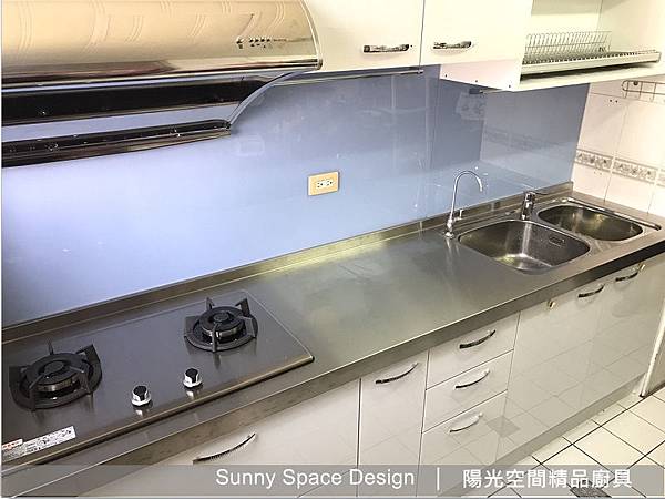 藍色不銹鋼檯面特寫與水晶門板搭配