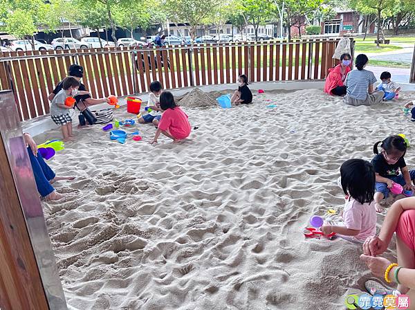 ★嘉義公園★ 番仔溝公園，機器人飛碟主題，垂揚橋下晴天雨天都