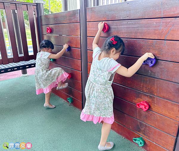 ★嘉義公園★ 番仔溝公園，機器人飛碟主題，垂揚橋下晴天雨天都