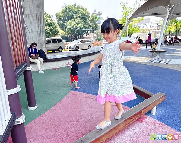 ★嘉義公園★ 番仔溝公園，機器人飛碟主題，垂揚橋下晴天雨天都