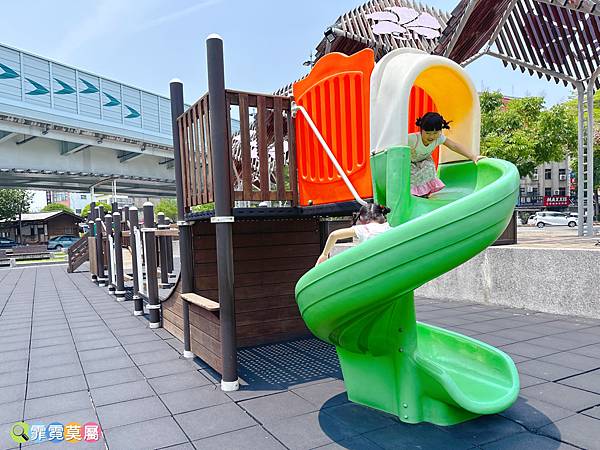 ★嘉義公園★ 番仔溝公園，機器人飛碟主題，垂揚橋下晴天雨天都