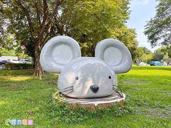 ★高雄公園★ 蓮池潭兒童公園， 走進童話世界找三隻小豬玩躲貓