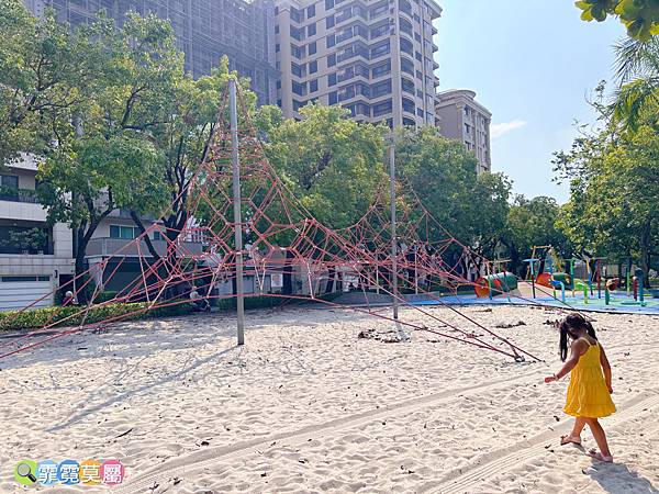 ★高雄公園★ 蓮池潭兒童公園， 走進童話世界找三隻小豬玩躲貓