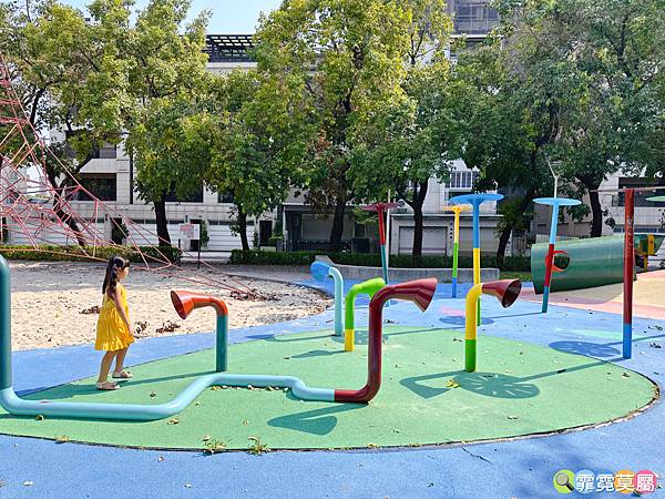 ★高雄公園★ 蓮池潭兒童公園， 走進童話世界找三隻小豬玩躲貓