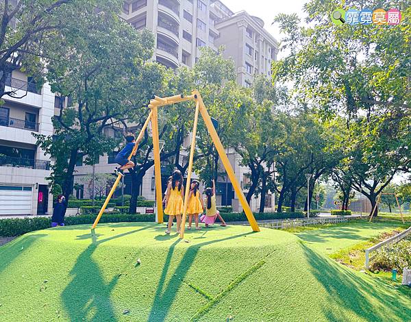 ★高雄公園★ 蓮池潭兒童公園， 走進童話世界找三隻小豬玩躲貓