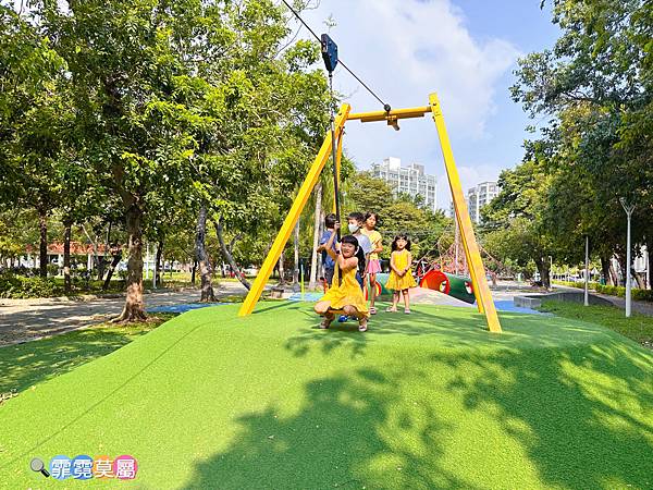 ★高雄公園★ 蓮池潭兒童公園， 走進童話世界找三隻小豬玩躲貓