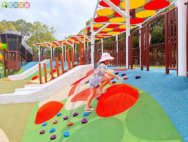 ★桃園公園★ 平鎮民俗文化公園，最新親子公園放電孩子! 超特別穀倉造型主題場，有攀爬網架、旋轉盤、溜滑梯和溜滑梯等好玩又繽紛的遊戲場 2 2025