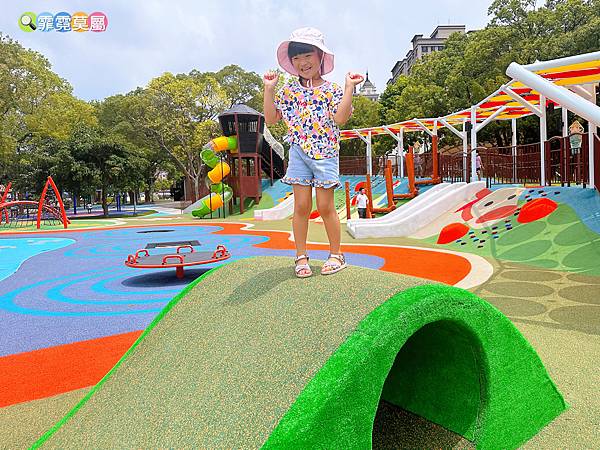 ★桃園公園★ 平鎮民俗文化公園，最新親子公園放電孩子! 超特別穀倉造型主題場，有攀爬網架、旋轉盤、溜滑梯和溜滑梯等好玩又繽紛的遊戲場 6 2025